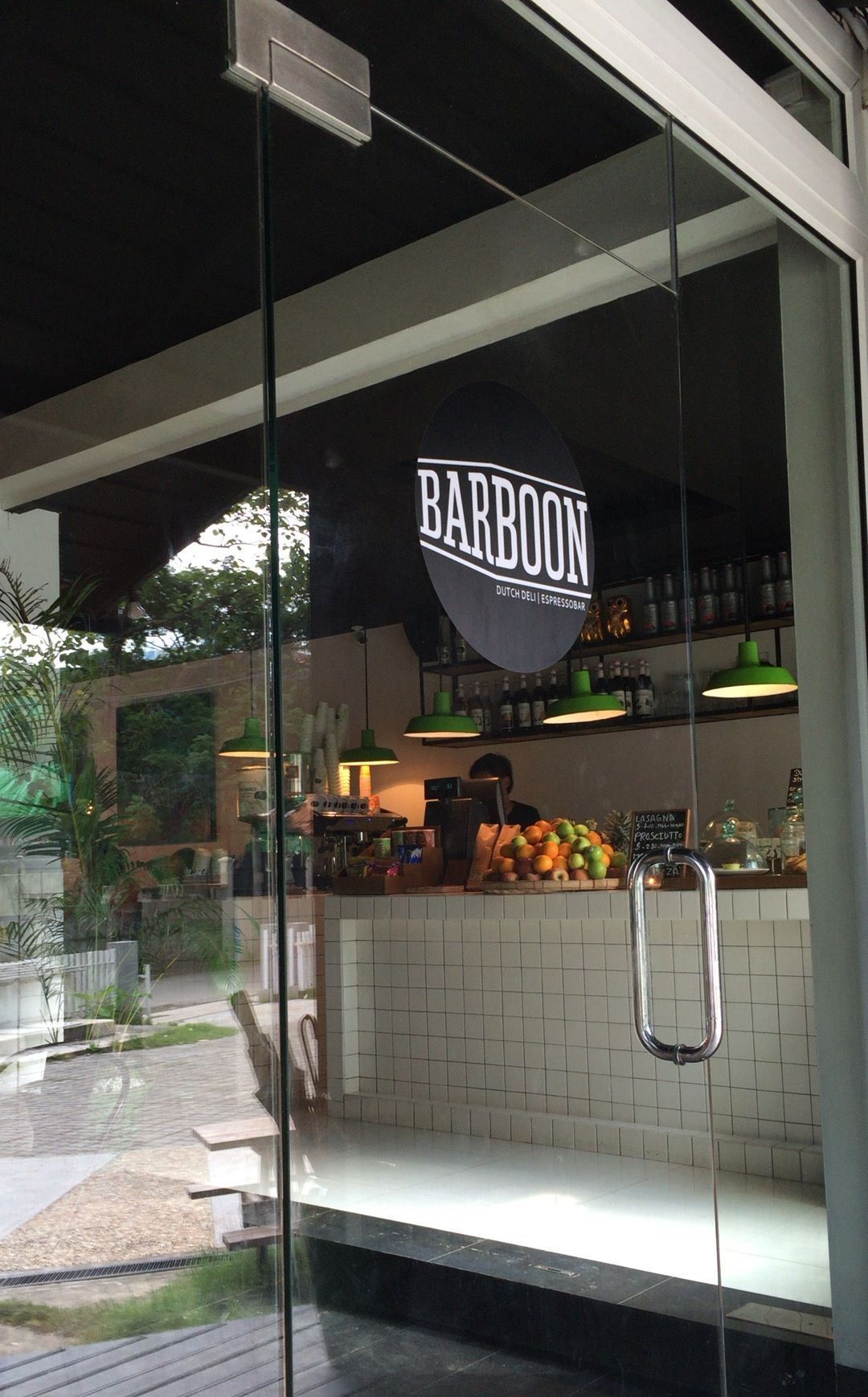 わりと居心地が良いヤンゴンのカフェ「Bar Boon」