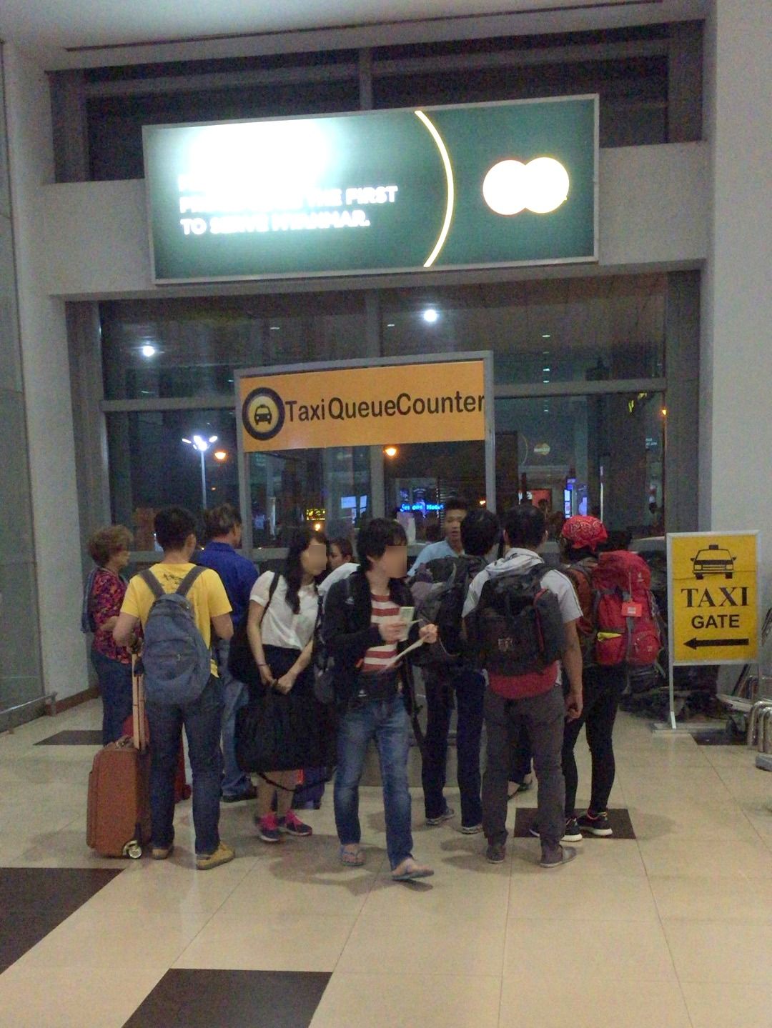 ヤンゴン空港にタクシーカウンターが存在していた