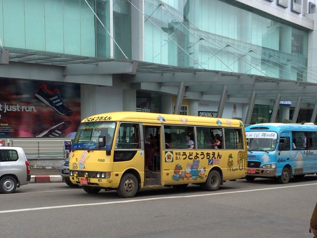 ヤンゴンで見かける日本の中古小型バス色々